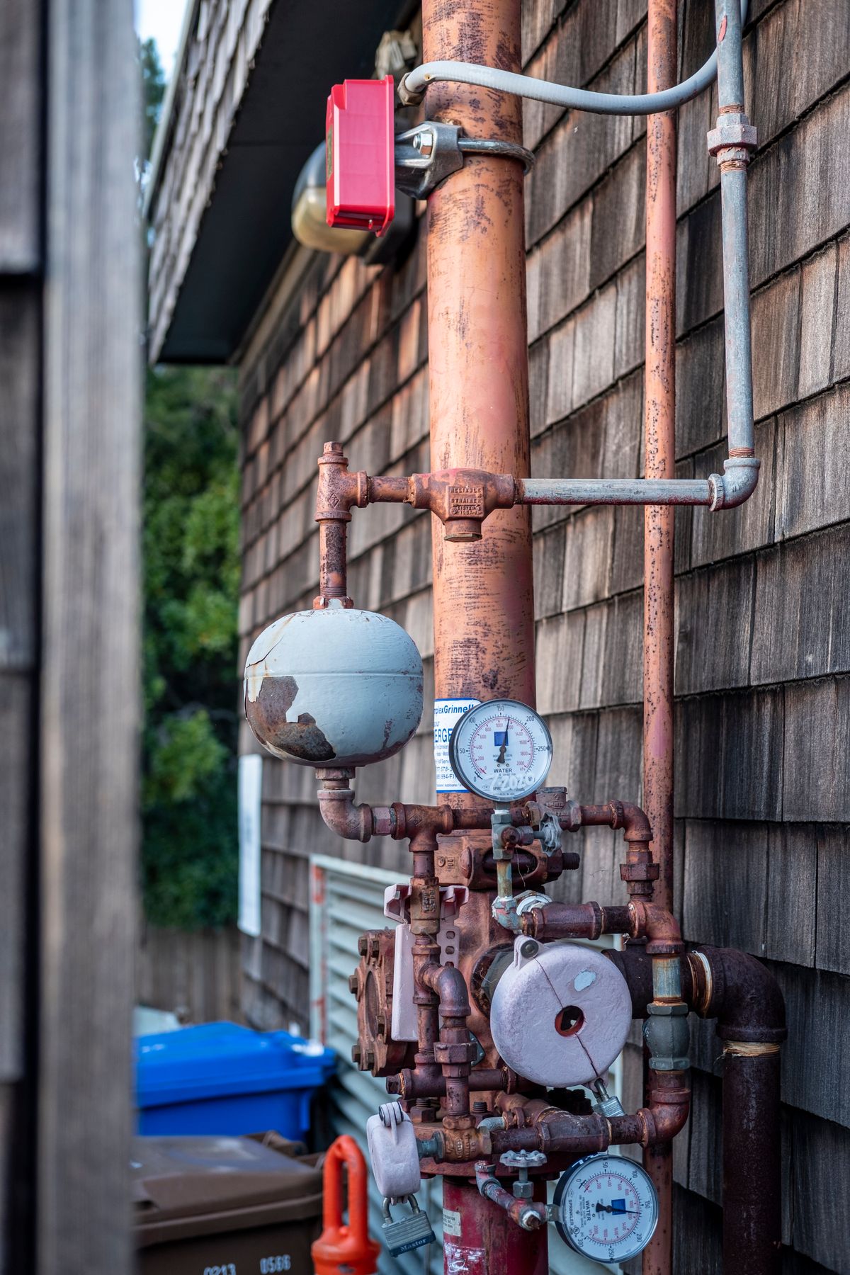 お湯の出が悪くなった古い給湯器を、新しい機種に交換（施工前）